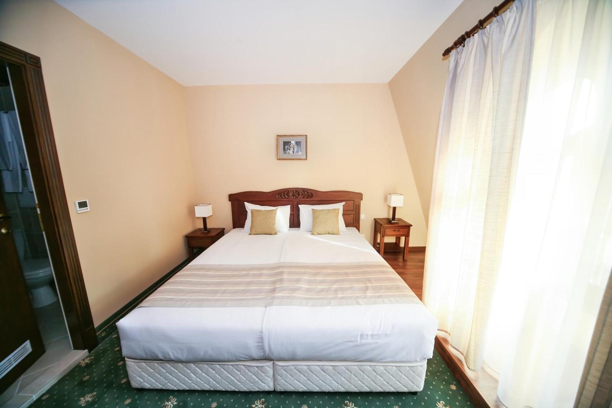 Retro Hotel Haskovo Buitenkant foto